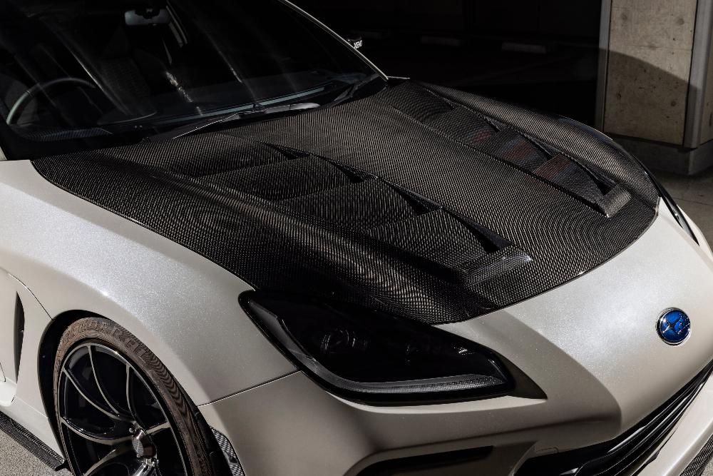 Carbon bonnet (20% lighter than infusion molded stock)